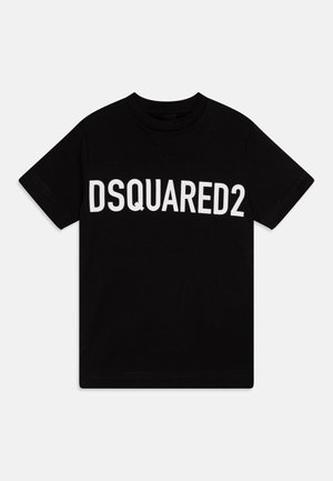 Sort bomulds T-shirt med rund hals og korte ærmer. Har stort hvidt "DSQUARED2" logo trykt på forsiden. Glat tekstur, standard pasform.