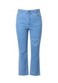 Blå denimjeans med rak skärning och cropped längd, med en vit broderad hjärtdetalj på vänster knä.