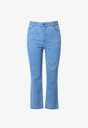 Blaue Denim-Jeans mit geradem Schnitt und verkürzter Länge, die ein weißes gesticktes Herzdetail am linken Knie aufweisen.
