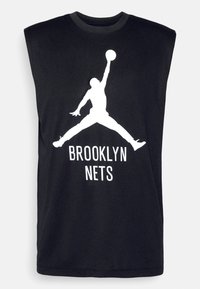 Zwart mouwloos shirt met een witte silhouet van een basketballer die springt en de tekst "BROOKLYN NETS" onder de figuur.