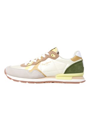 Zapatilla deportiva con parte superior de cuero blanco, puntera de ante gris, talón de ante verde y acentos amarillos; cuenta con un cierre de cordones en la parte frontal y suela de goma.