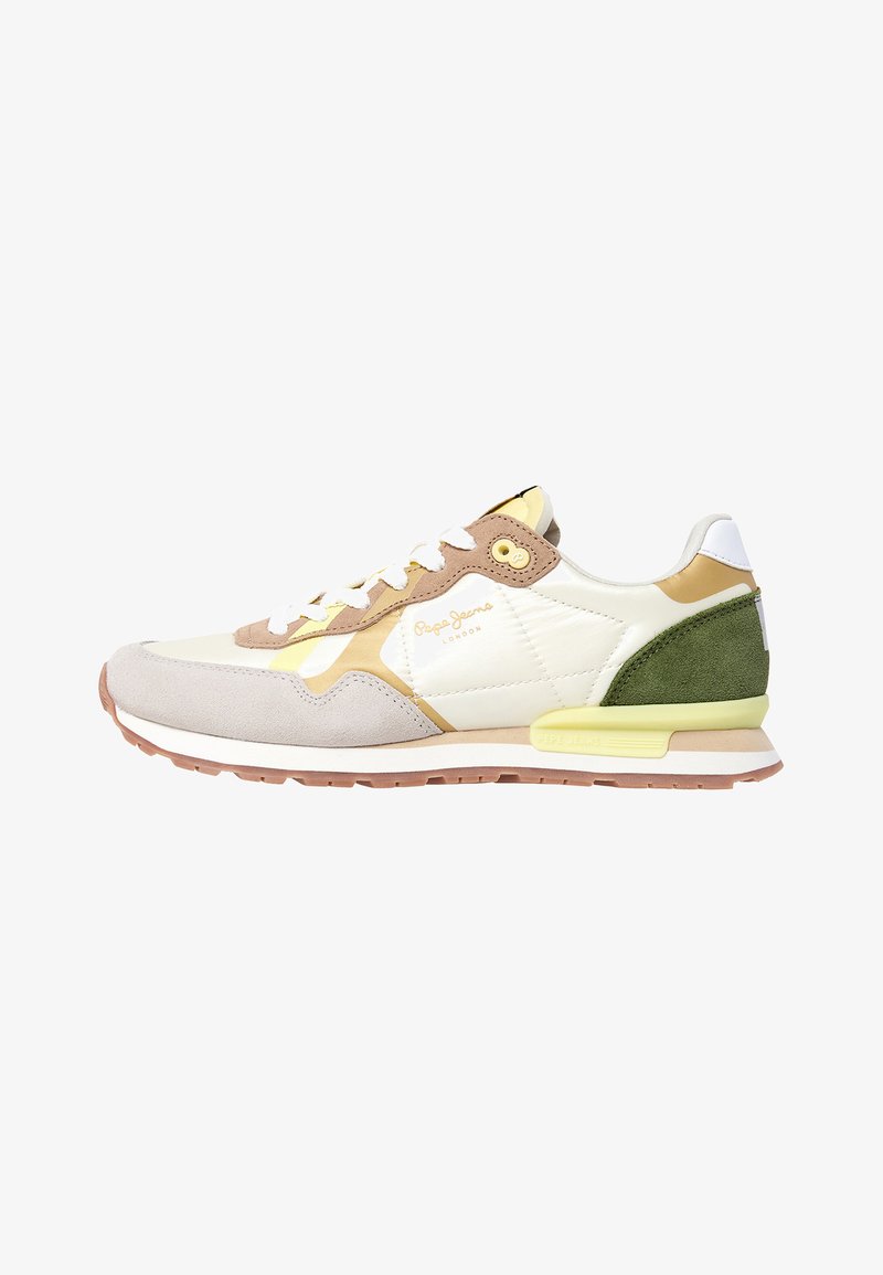 Baskets de sport avec un dessus en cuir blanc, un bout en daim gris, un talon en daim vert et des accents jaunes ; elles disposent d'un laçage à l'avant et d'une semelle en caoutchouc.