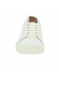 Baskets blanches en cuir avec une texture lisse, présentant des lacets plats, une semelle en caoutchouc et un accent en cuir marron sur la languette.