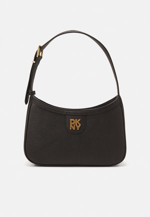 Schwarze DKNY-Handtasche mit rechteckiger Form, strukturiertem Material, verstellbarem Riemen und goldfarbener Logo-Akzent auf der Vorderseite.