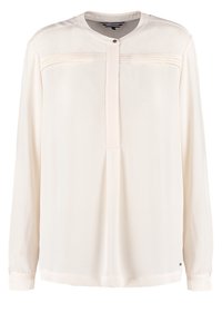 Blusa a maniche lunghe in morbido tessuto crema. Presenta un collo rotondo, chiusura a bottoni e sottili dettagli plissettati sulla parte superiore del petto.