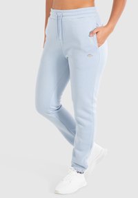 Helle blaue Sweatpants aus softem Stoff, mit einem elastischen Bund, Seitentaschen und einem kleinen Logo am Oberschenkel.