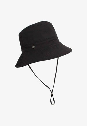 Sort bucket hat lavet af nylon med en bred skygge og justerbar hage-rem. Har et lille metallogo-detail på siden.