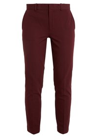 Burgundské sartorské kalhoty s hladkým povrchem, slim-fit designem, poutky na opasek a šikmými bočními kapsami. Bez viditelných vzorů nebo kovových prvků.