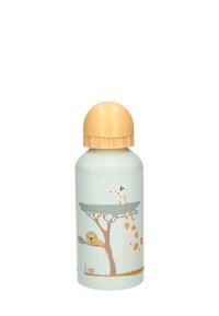 Weiße Wasserflasche mit beigem Deckel, die Illustrationen von einer Giraffe und einem Löwen zeigt, die auf einem Baumast ruhen.