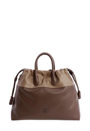 Bolso de cuero marrón con una parte superior de un tono más claro. Presenta dos asas redondeadas y un cierre de cuerda ajustable. Detalle del logotipo simple en la parte frontal.