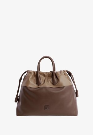 Bolso de cuero marrón con una parte superior de un tono más claro. Presenta dos asas redondeadas y un cierre de cuerda ajustable. Detalle del logotipo simple en la parte frontal.