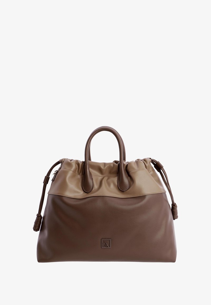 Bolso de cuero marrón con una parte superior de un tono más claro. Presenta dos asas redondeadas y un cierre de cuerda ajustable. Detalle del logotipo simple en la parte frontal.