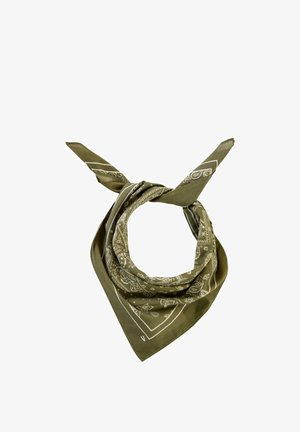 Oliwkowo-zielona bandana z białymi wzorami paisley i geometrycznymi, złożona i związana luźnym węzłem.