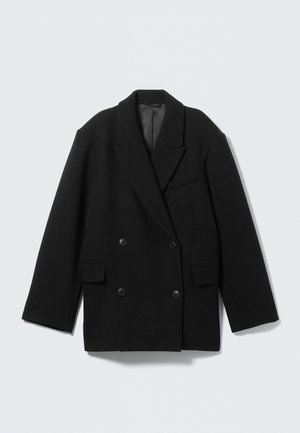 Čierny dvojradový kabát z vlnenej zmesi, so špicatým golierom, dvoma prednými vreckami a textúrovaným povrchom.