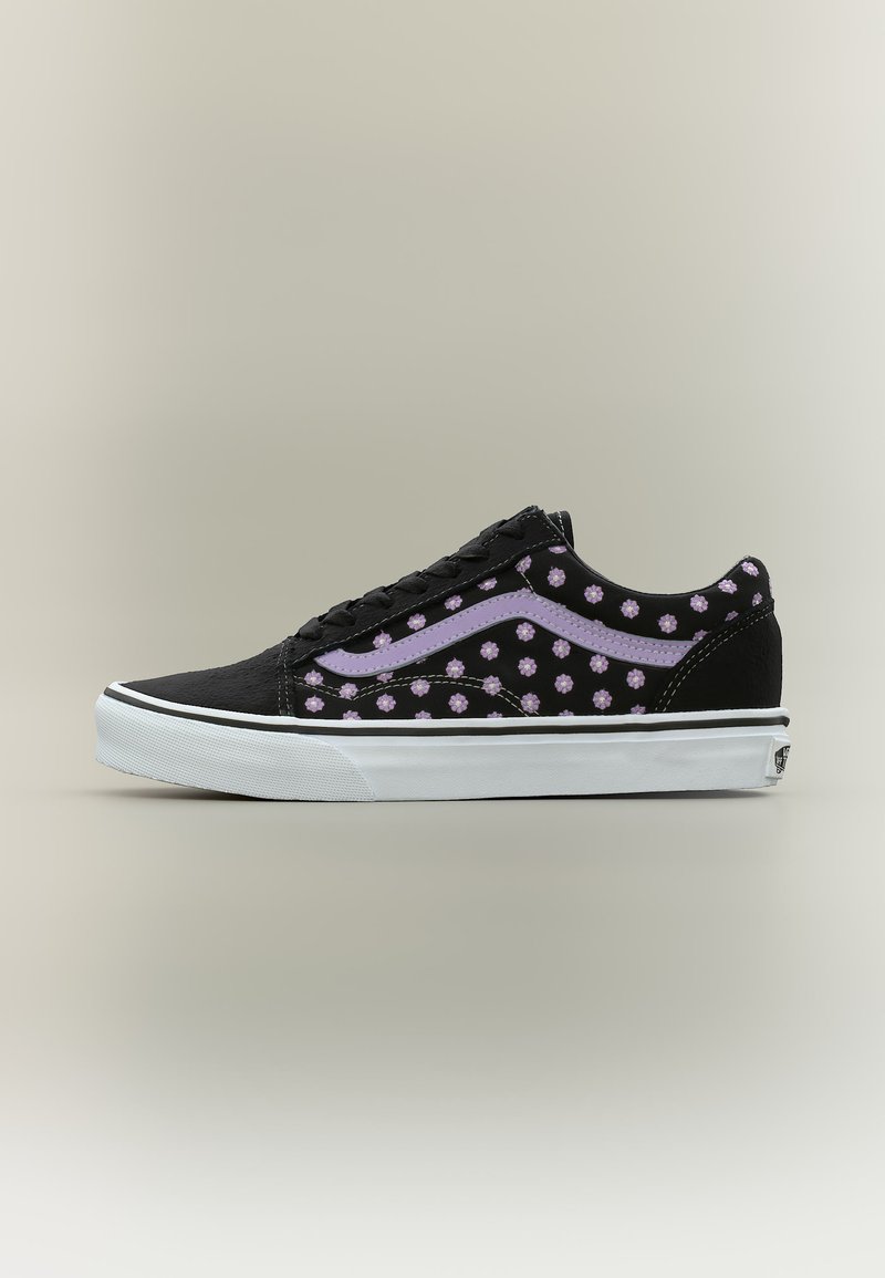 Μαύρο sneaker χαμηλής κοπής με λευκή σόλα, διακοσμημένο με μοβ λουλουδάτο σχέδιο και μοβ ρίγα στο πλάι.