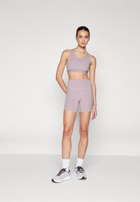 New Balance SLEEK POCKET HIGH RISE SHORT - Legíny - ice wine