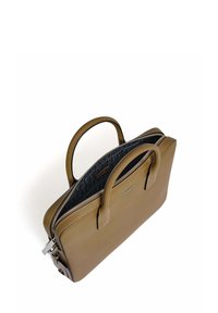 Valigia in pelle marrone con doppie maniglie, chiusura con zip, esterno testurizzato e fodera nera a motivo. Include un accento in hardware metallico.