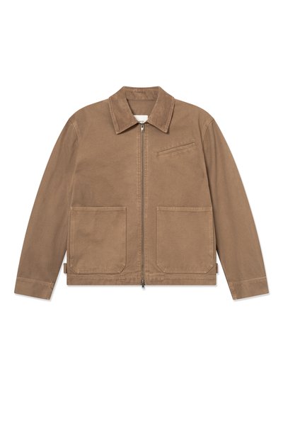 Barna cipzáras dzseki kordbársony gallérral, két nagy első zsebbel és egy ferde mellkasi zsebbel, fehér háttéren kiterítve.