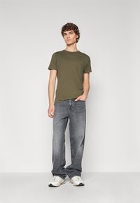 Tommy Jeans SLIM TEE - T-shirt - bas - fatigue green