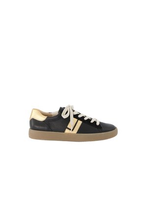 Baskets en cuir noir avec des accents dorés, semelle beige clair et lacets blancs. Elles présentent une surface texturée et un logo distinctif sur le côté.