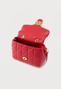 Κόκκινη καπιτονέ δερμάτινη τσάντα χειρός με χρυσή αγκράφα, με λεία υφή και τσέπη με φερμουάρ. Το εσωτερικό διαθέτει οργανωμένο χώρο αποθήκευσης.