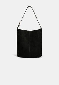 Schwarze Wildleder-Schultertasche mit breiter rechteckiger Form, ausgestattet mit einem einzelnen Griff und einem minimalistischen Design ohne sichtbare Beschläge oder Akzente.