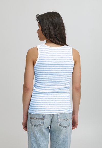 Sääreline sinine ja valge triibuline tank top, mis on valmistatud pehmest kangast, ümmarguse kaelusega ja keha lähedal istuv, sobitatud heleda denimist teksapükstega.