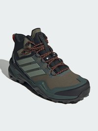 Buty trekkingowe z czarną i oliwkową syntetyczną cholewką, teksturowaną siateczką, pomarańczowymi sznurówkami i wytrzymałą podeszwą. Z logo GORE-TEX.