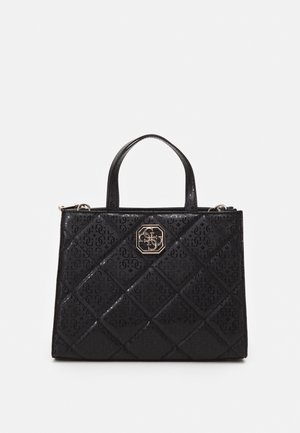 Schwarze Lederhandtasche mit gestepptem Design, versehen mit einem strukturierten Monogramm-Muster und einem goldfarbenen Logo-Akzent aus Metall auf der Vorderseite.