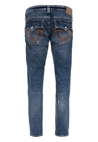 Vista trasera de jeans de mezclilla azul con bolsillos de solapa que presentan diseños bordados de herraduras y detalles menores desgastados.