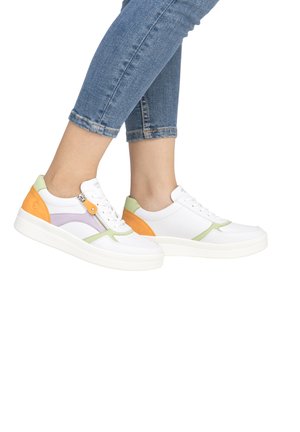Baskets blanches avec des accents vifs en orange, vert et lilas, dotées d'une fermeture zippée et d'une semelle en caoutchouc texturée, présentées avec un jean en denim.