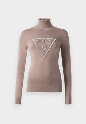 Maglione a collo alto color malva con maniche lunghe e polsini a coste; sul davanti presenta un grande logo triangolare "GUESS" impreziosito da strass.