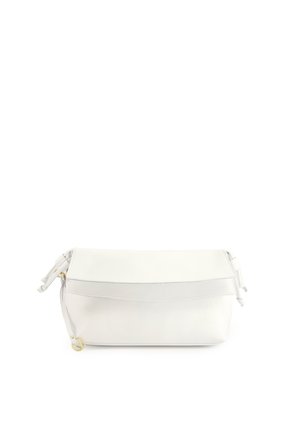 Weiße Lederhandtasche mit glatter Textur, rechteckiger Form und Reißverschluss. Verfügt über einen oberen Klappenverschluss und goldfarbene Hardware-Akzente.