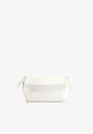 Weiße Lederhandtasche mit glatter Textur, rechteckiger Form und Reißverschluss. Verfügt über einen oberen Klappenverschluss und goldfarbene Hardware-Akzente.