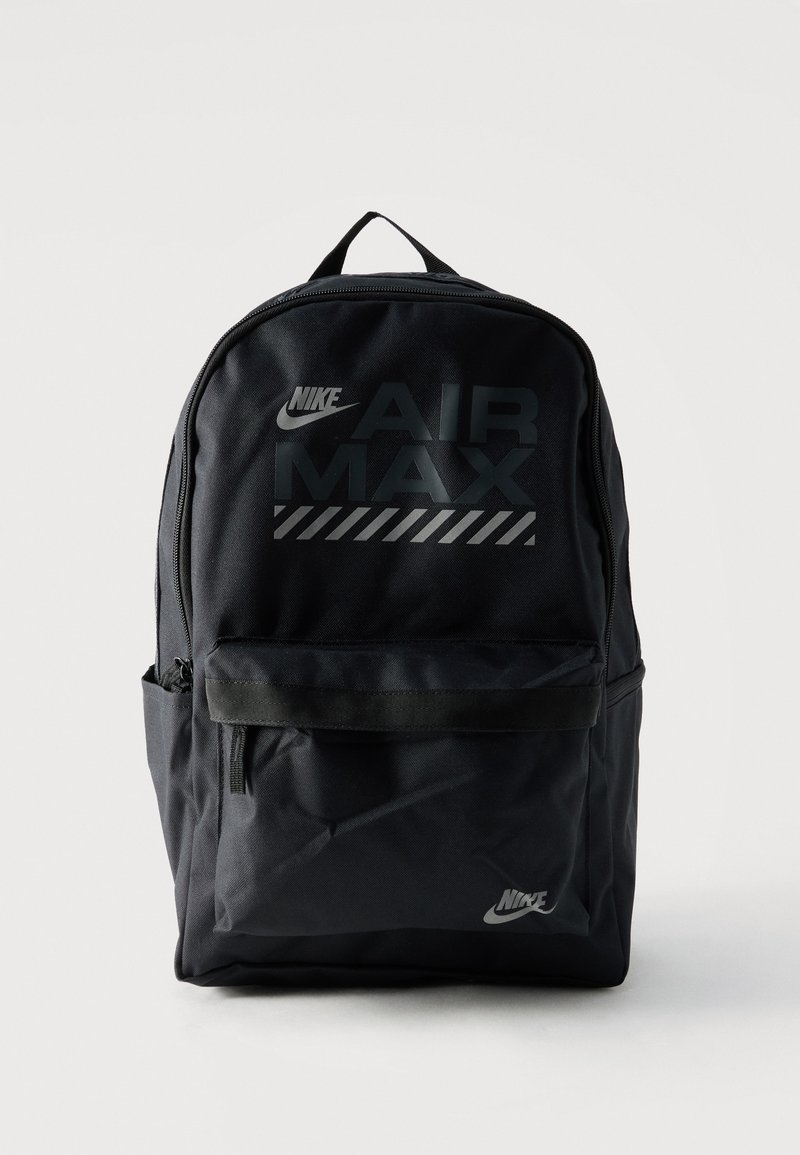 Schwarzer Nike Air Max Rucksack mit einer Fronttasche mit Reißverschluss, Seitentaschen, Tragegriff oben und Logodruck vorne vor weißem Hintergrund.