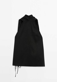 Schwarzes ärmelloses Kleid mit hohem Kragen, das eine glatte Textur, Seitenausschnitte und verstellbare Bindegurte an der Taille aufweist.