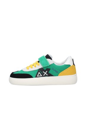 Sneaker basse con tessuto verde, tallone giallo, dettagli neri, lacci gialli, cinturino in velcro verde e suola in gomma bianca.