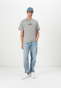 Guess Jeans SMALL LOGO TEE - Apdrukāts T-krekls - medium grey