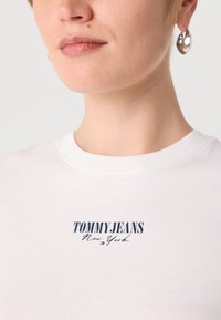 Tommy Jeans SLIM ESSENTIAL LOGO TEE - Basic T-shirt - ecru