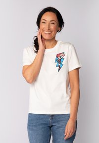 Weißes Baumwoll-T-Shirt mit einem bunten Grafikmotiv eines Rollerskates innerhalb eines Blitzes auf der linken Brust. Kurzärmlig, lockere Passform.