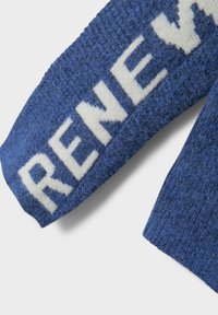 Blauer gestrickter Pullover mit weißem "RENEW" Schriftzug. Texturiertes Material mit gerippten Kanten und taillierter Form.