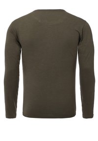 Langarmshirt in Olivgrün mit einem runden Ausschnitt, gefertigt aus einem glatten, leichten Stoff, mit einem schlichten Design und ohne sichtbare Logos.