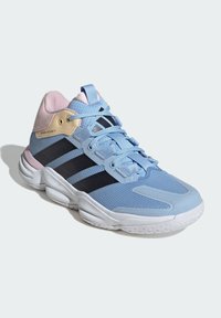 Scarpa da ginnastica azzurro chiaro realizzata con materiali in mesh e sintetici; presenta strisce nere, dettagli dorati e un tallone rosa.