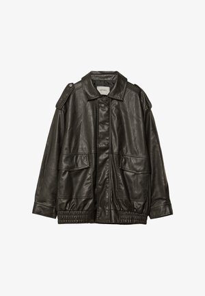 Čierna kožená bunda s golierom, dvoma prednými vreckami a elastickým spodným lemom. Má voľný, oversized strih a hladkú textúru.