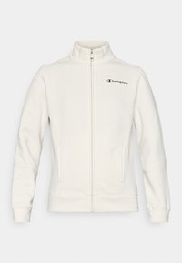 Sudadera blanca con cremallera, que presenta un cuello alto, puños acanalados y el logo de Champion en negro en el lado izquierdo del pecho. Textura de tela suave.