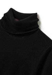 Maglione a collo alto nero realizzato in tessuto morbido e leggero con colletto a costine e design pulito, caratterizzato da una texture liscia e una silhouette strutturata.