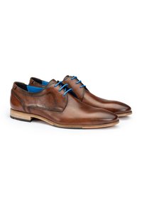 Chaussures en cuir brun au design épuré, avec des lacets bleus, un bout arrondi et une semelle brun clair avec un accent noir.