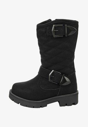 Bottes chevilles en cuir noir avec un design matelassé, deux boucles décoratives, semelle en caoutchouc et bout rond. Surface texturée et construction robuste.