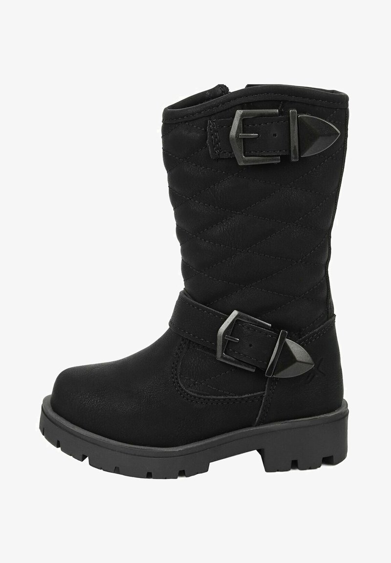 Bottes chevilles en cuir noir avec un design matelassé, deux boucles décoratives, semelle en caoutchouc et bout rond. Surface texturée et construction robuste.