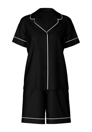Schwarzes Kurzarm-Pyjama-Set mit Knopfleiste, kontrastierender cremefarbener Paspelierung am Kragen, den Ärmeln und der Shorts, aus glattem Stoff gefertigt.